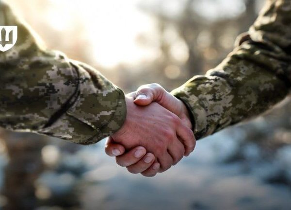 Нагрудний знак “За оборону України”: кому вручають цю відзнаку та які пільги він дає