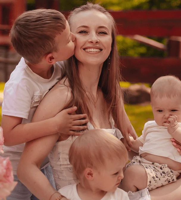 Анна Сагайдачна втілила казкову мрію свого 7-річного сина, залучивши до цього й молодших дітей. 8 Анна Сагайдачна з дітьми / © instagram.com/annasagaidachnaya
