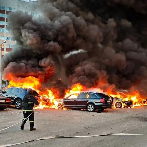 Палають склади та автомобілі, є жертва: Київ другу добу перебуває під нищівними обстрілами — чим атакує Росія (фото, відео)