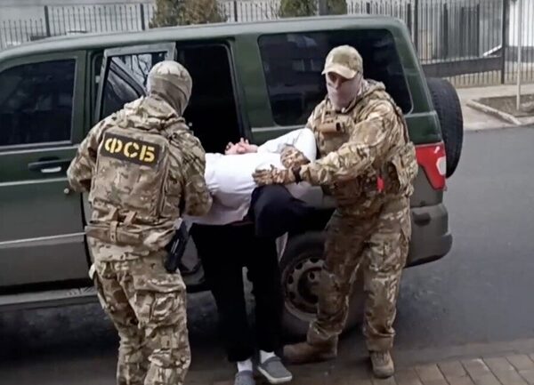 У захопленому Донецьку медичного працівника Дениса Діденка “засудили” за державну зраду ➜ ZMINA