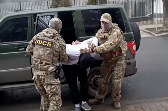У захопленому Донецьку медичного працівника Дениса Діденка "засудили" за державну зраду ➜ ZMINA 2