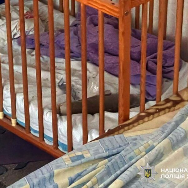У Херсоні снаряд з російського безпілотника потрапив у дитяче ліжечко в помешканні: обійшлося без жертв ➜ ZMINA