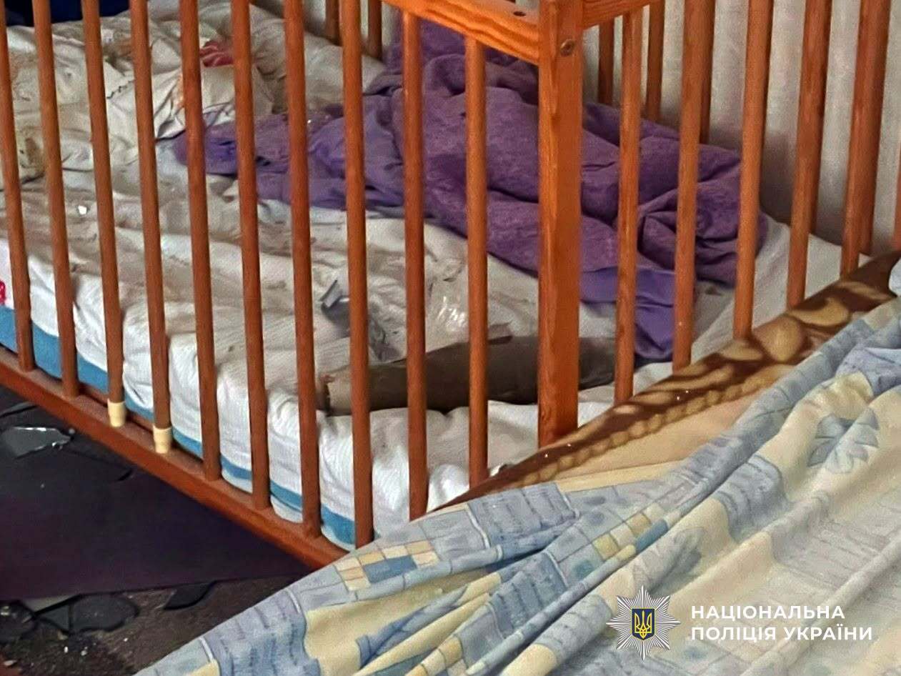 У Херсоні снаряд з російського безпілотника потрапив у дитяче ліжечко в помешканні: обійшлося без жертв ➜ ZMINA 2 У Херсоні снаряд з російського безпілотника потрапив у дитяче ліжечко в помешканні: обійшлося без жертв ➜ ZMINA 2