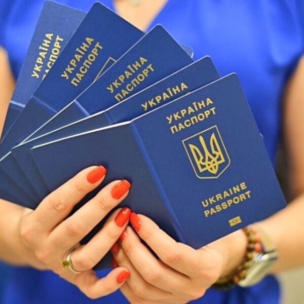 Виїзд за кордон для українців: процедура оформлення паспорта стала легшою, які зміни сталися
