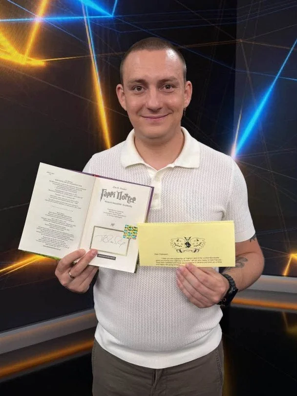 Олександр Іванов із подарунком від Джоан Роулінг / © ТСН