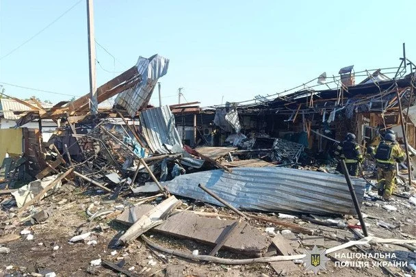 Розстріляні тіла, всі в крові: що коїться на місці смертельного удару РФ по Печенігах (жахливі фото) 18 / © Національна поліція України