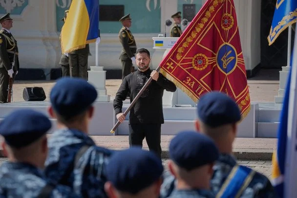 Безперервні обстріли Києва, руйнування сховищ та торгових центрів, а також шість авіабомб, скинутих на Краматорськ: Україна у фотографіях за тиждень 22-30 серпня 29 24 серпня. Президент Володимир Зеленський під час урочистостей до Дня Незалежності. / © Associated Press