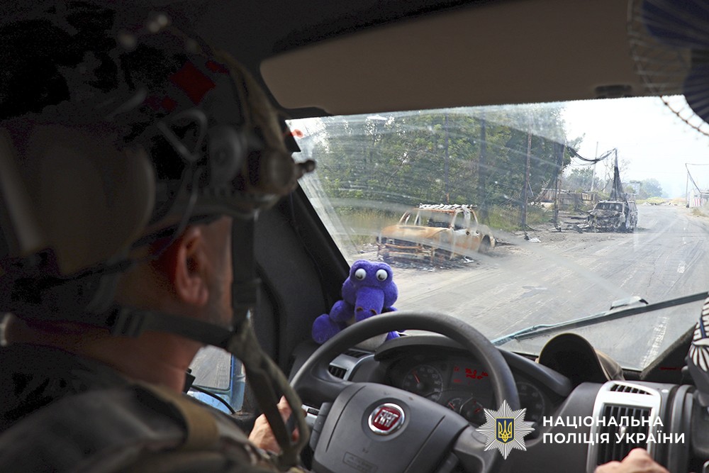 Мати з доньками та літню родину, яка втратила житло внаслідок російських обстрілів, вивезли з Дружківки та Херсона ➜ ZMINA 3