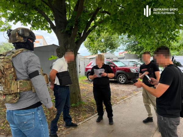 «Продай свою квартиру та віддай мені гроші»: затримали офіцера, який вимагав 10 тисяч доларів у військовослужбовця за довідкою ВЛК. 7 «Продай свою квартиру та віддай мені гроші»: затримали офіцера, який вимагав 10 тисяч доларів у військовослужбовця за довідкою ВЛК. 7