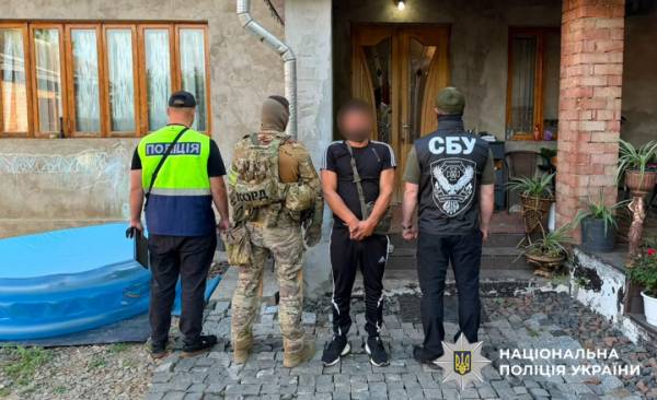 Правоохоронці України та Болгарії розгромили транснаціональну злочинну групу, що займалася незаконним обігом наркотиків. 11