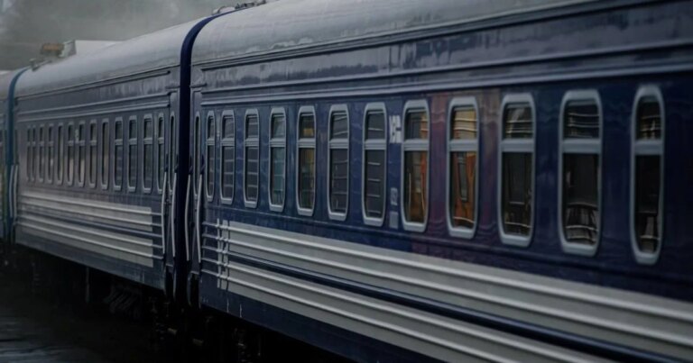 Другу добу поспіль по всій Україні спостерігається зупинка руху поїздів: рейси затримуються більш ніж на 10 годин - перелік 23 Другу добу поспіль по всій Україні спостерігається зупинка руху поїздів: рейси затримуються більш ніж на 10 годин - перелік 17