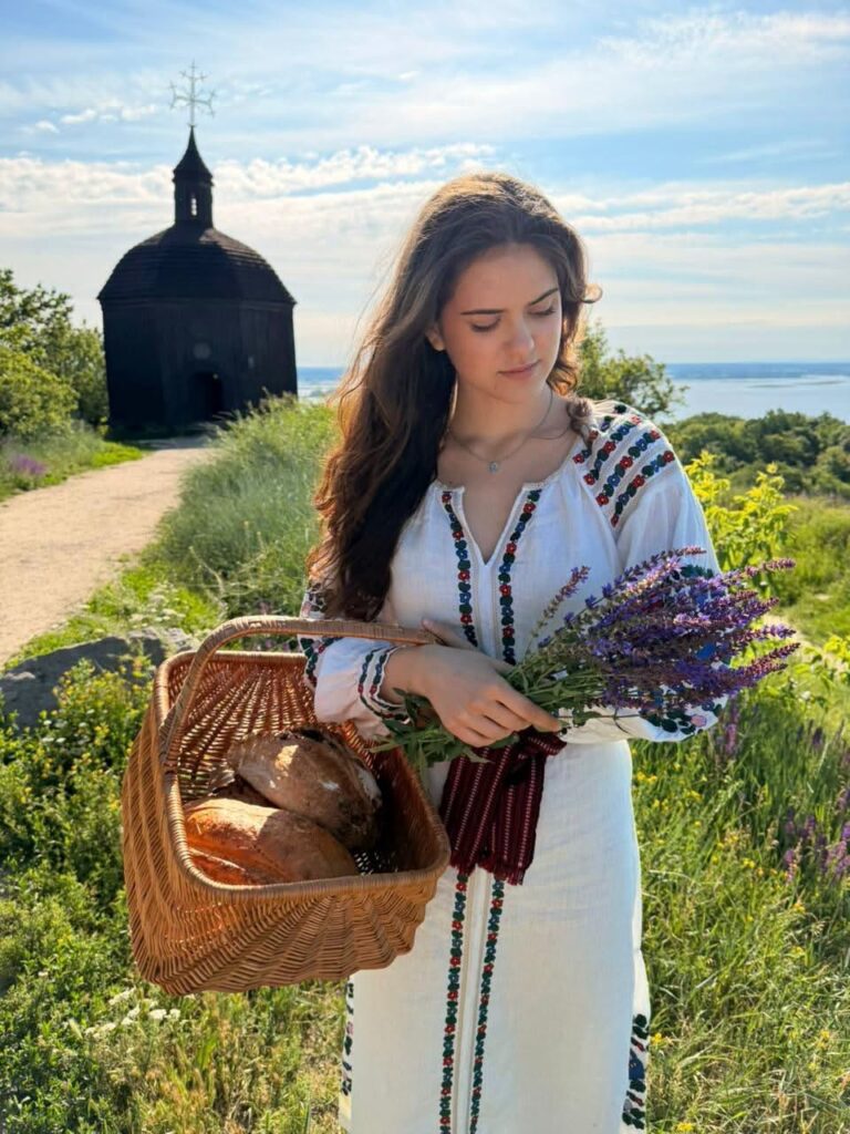 19-річна дівчина з України вирішила змінити своє по батькові на ім’я матері; відтепер у її документах зазначено ім'я Катеринівна ➜ ZMINA 19 19-річна дівчина з України вирішила змінити своє по батькові на ім’я матері; відтепер у її документах зазначено ім'я Катеринівна ➜ ZMINA 18