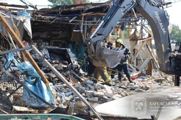 Розстріляні тіла, всі в крові: що коїться на місці смертельного удару РФ по Печенігах (жахливі фото) 24 / © Харківська обласна державна адміністрація