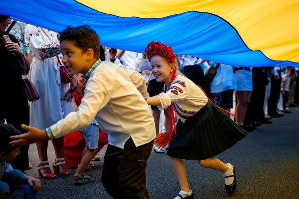 Безперервні обстріли Києва, руйнування сховищ та торгових центрів, а також шість авіабомб, скинутих на Краматорськ: Україна у фотографіях за тиждень 22-30 серпня 27 24 серпня 2026 року Україна відзначає День Незалежності. Саме цього дня 1991 року Верховна Рада Української РСР ухвалила Акт проголошення незалежності України, який став визначальною подією в новітній історії держави. / © Associated Press