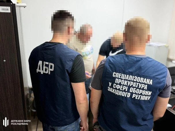 "Виховання" закінчилося лікарнею: п'яний офіцер ТЦК побив солдата на Івано-Франківщині — деталі 4 Офіцер ТЦК побив солдата на Івано-Франківщині / © Державне бюро розслідувань