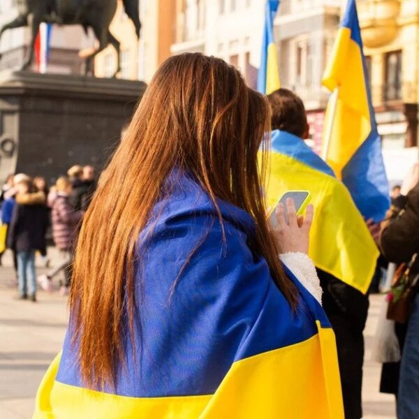 Привітання до Дня Державного Прапора України: прозові тексти, поезія, листівки українською