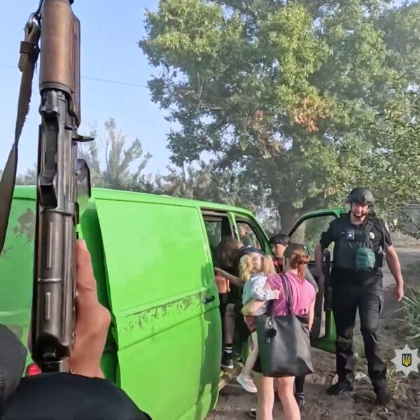 ZMINA: З-під російських обстрілів на Запоріжжі вивезли багатодітну сім’ю та літнього чоловіка