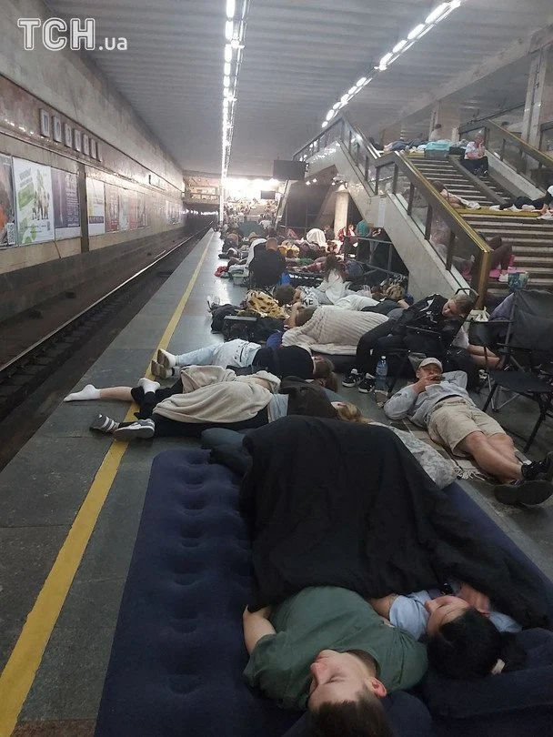 Схованки в київському метро: причини, чому пасажирів не пускають у потяги, та чи відкриють проходи в тунелях 9 Метро під час ракетних ударів / © ТСН
