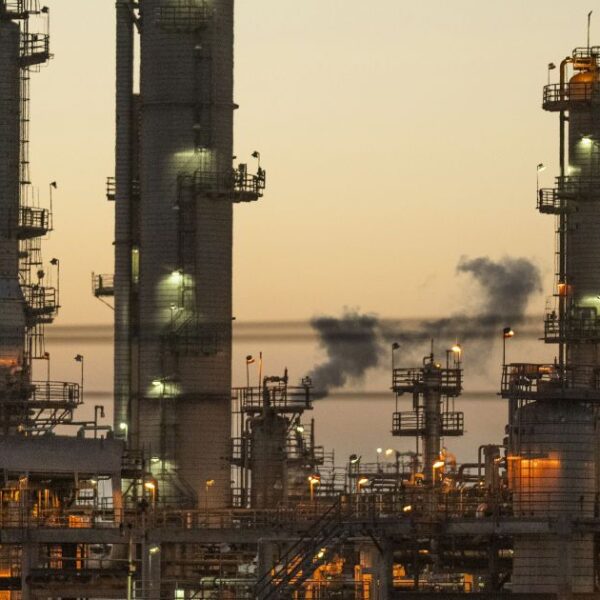 Удари по нафтопереробних заводах досягли мети: обсяги переробки нафти в Росії знизилися до найнижчої позначки за чверть століття.