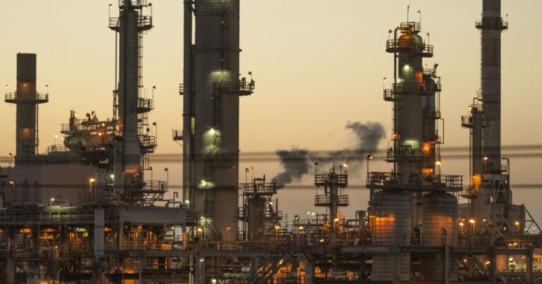 Удари по нафтопереробних заводах досягли мети: обсяги переробки нафти в Росії знизилися до найнижчої позначки за чверть століття. 5 Удари по нафтопереробних заводах досягли мети: обсяги переробки нафти в Росії знизилися до найнижчої позначки за чверть століття. 3