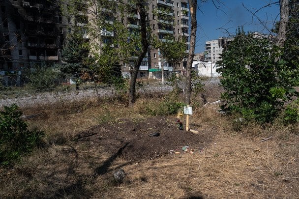 Безперервні обстріли Києва, руйнування сховищ та торгових центрів, а також шість авіабомб, скинутих на Краматорськ: Україна у фотографіях за тиждень 22-30 серпня 24 22 серпня 2026. У Холодному Яру у дворі житлового будинку поховали людей, яких вбили росіяни. / © Associated Press