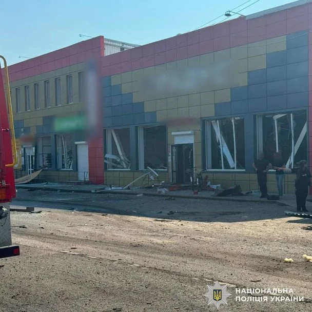Розстріляні тіла, всі в крові: що коїться на місці смертельного удару РФ по Печенігах (жахливі фото) 17 / © Національна поліція України