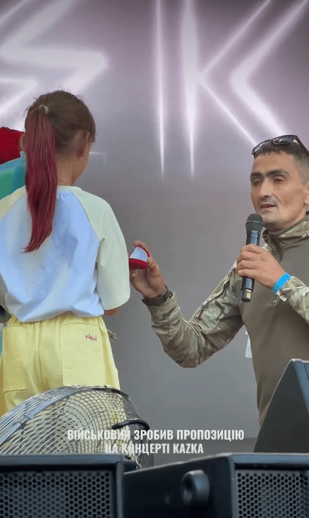 "Чи дозволиш стати тобі батьком?": Зізнання військового на концерті KAZKA зворушило Заріцьку та шанувальників 7 Пропозиція / © instagram.com/kazka.band