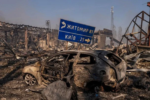 Безперервні обстріли Києва, руйнування сховищ та торгових центрів, а також шість авіабомб, скинутих на Краматорськ: Україна у фотографіях за тиждень 22-30 серпня 42 29 серпня. Унаслідок атаки російського БПЛА на територію підприємства в селі Мила Бучанського району Київської області виникла пожежа, після чого почалася масштабна детонація. За останніми даними, десятки загиблих. / © Associated Press