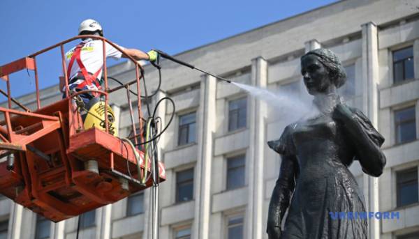 Пам'ятник Лесі Українці в Києві очищено 13 Пам'ятник Лесі Українці в Києві очищено 13