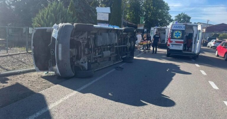 Трагічна аварія на Закарпатті: пасажирський автобус з людьми перекинувся, є загиблі та серйозно травмовані (відео) 35 Трагічна аварія на Закарпатті: пасажирський автобус з людьми перекинувся, є загиблі та серйозно травмовані (відео) 9