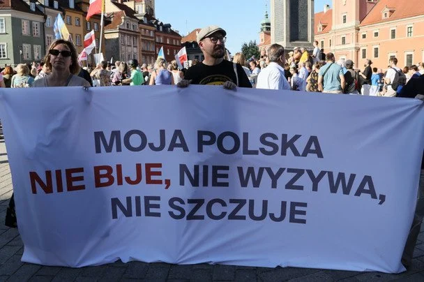 180 нападів за пів року: у Польщі відбулися масові акції на підтримку українців — що відомо (фото) 3 Моя Польща не б’є, не ображає, не цькує — протести в Польщі фото: RMF24