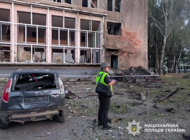 Росія завдала удару по центру українського міста: 13 людей отримали поранення, серед них четверо дітей. 2 Російські війська атакували місто Мена / © Поліція Чернігівської області