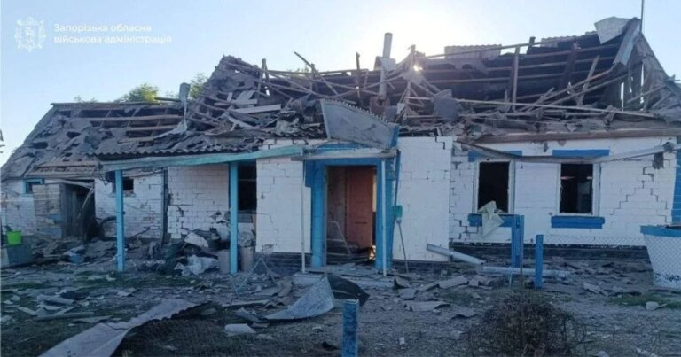 Російські сили зранку завдали ударів бомбами по значному обласному центру, внаслідок чого двоє осіб загинули, а на місто було спрямовано ракети. 4