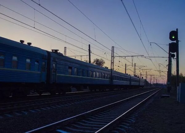 Залізничне сполучення в Україні зазнає значних затримок, що сягають 12 годин. Нижче наведено перелік рейсів, які зазнали змін у розкладі.