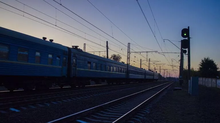 Залізничне сполучення в Україні зазнає значних затримок, що сягають 12 годин. Нижче наведено перелік рейсів, які зазнали змін у розкладі. 2 Фото до статті