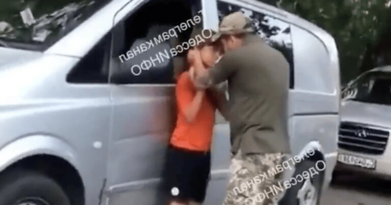 Нападник із військкомату: одесити затримали працівника ТЦК, який душив підлітка 17 Нападник із військкомату: одесити затримали працівника ТЦК, який душив підлітка 7