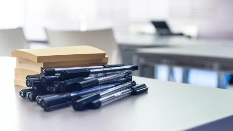 До 1 вересня планують перевидати підручники, знищені внаслідок російських атак, — повідомили у комітеті ВР. 14