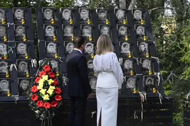 Олена Зеленська у вишуканому вбранні з вишитою композицією колосся: аналізуємо символізм образу першої леді на День Незалежності 13 Олена і Володимир Зеленські 2021 року / © president.gov.ua