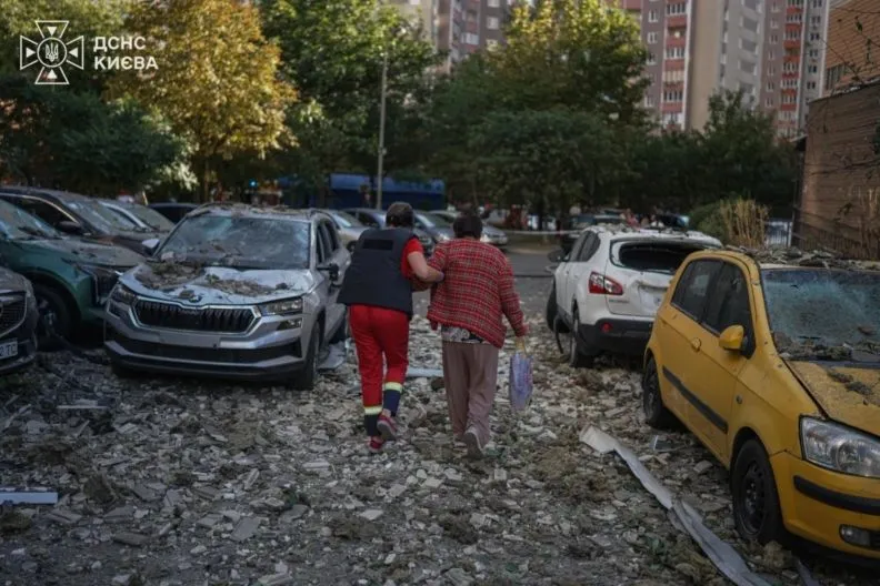 Наслідки обстрілу Дарницького району Києва