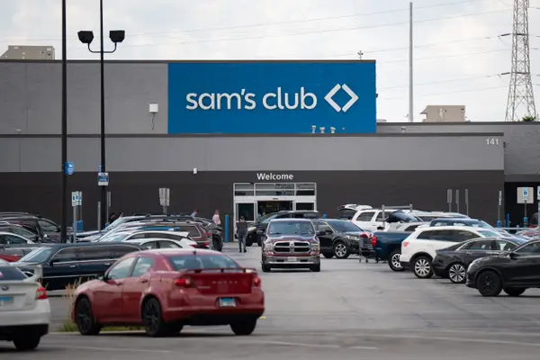 Walmart копіює конкурентів: доставка їжі – нова тактика для виходу на ринок 12 Магазин Sam's Club з вивіскою у Чикаго, Іллінойс, США, 3 серпня 2026 року.