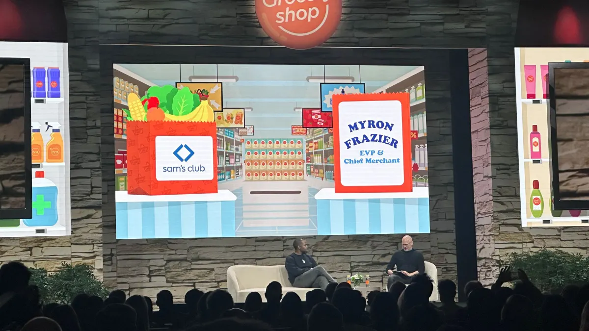 Як Sam's Club враховує думку покупців у формуванні асортименту 2 Ключова сесія на конференції, двоє чоловіків на сцені
