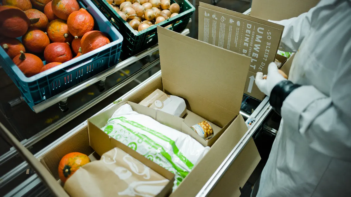 HelloFresh посилює охолодження за допомогою роботів 2 HelloFresh meal kits being packed.