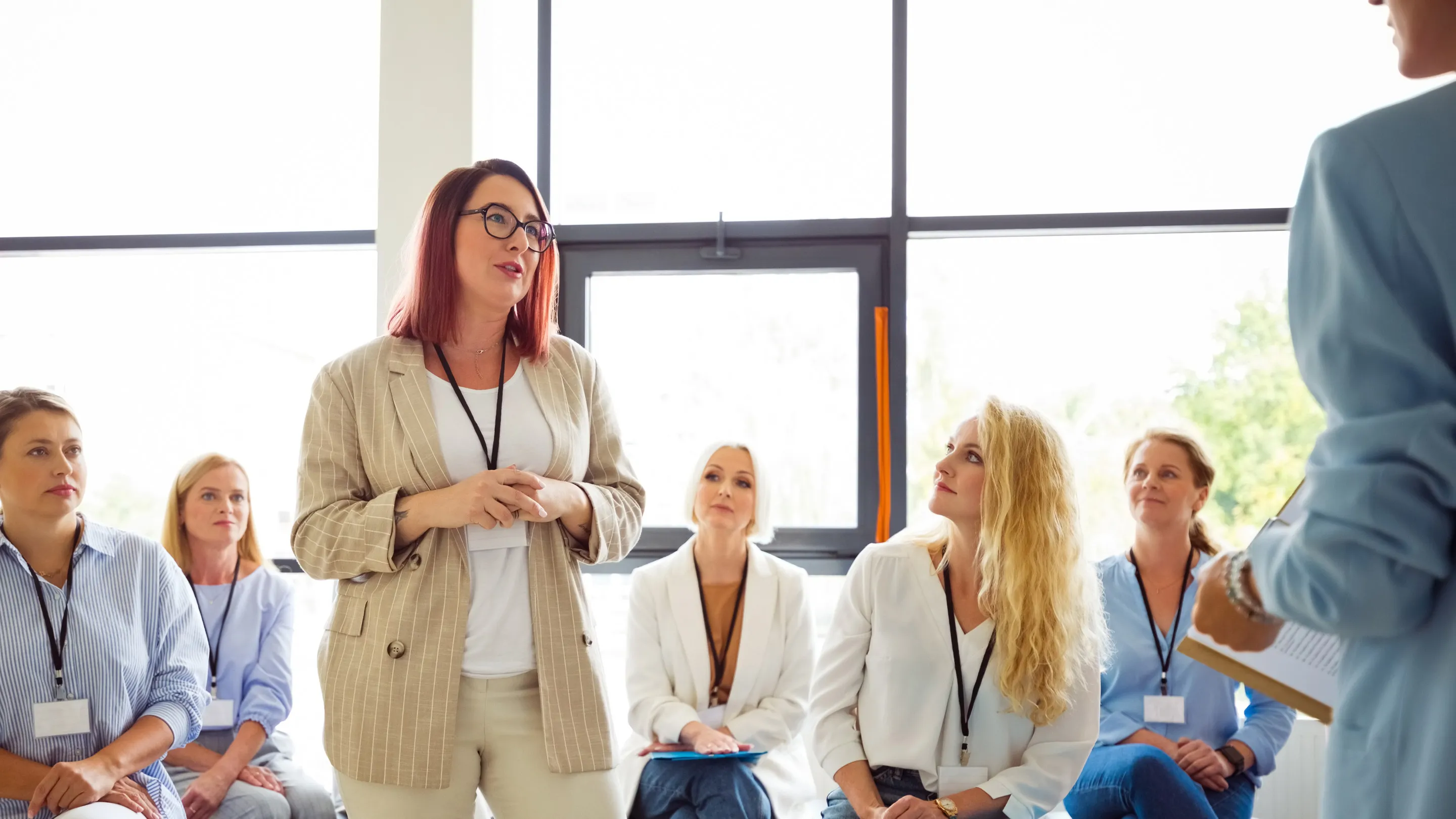 Розвивайте лідерські якості у своїй школі 2 Professionals participating in a workshop