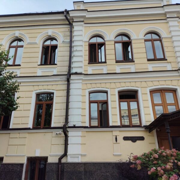 Російський удар пошкодив історичну будівлю на території “Софії Київської”