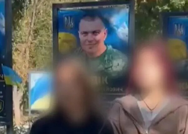 Школярки танцювали під російський трек біля портретів загиблих захисників на Харківщині