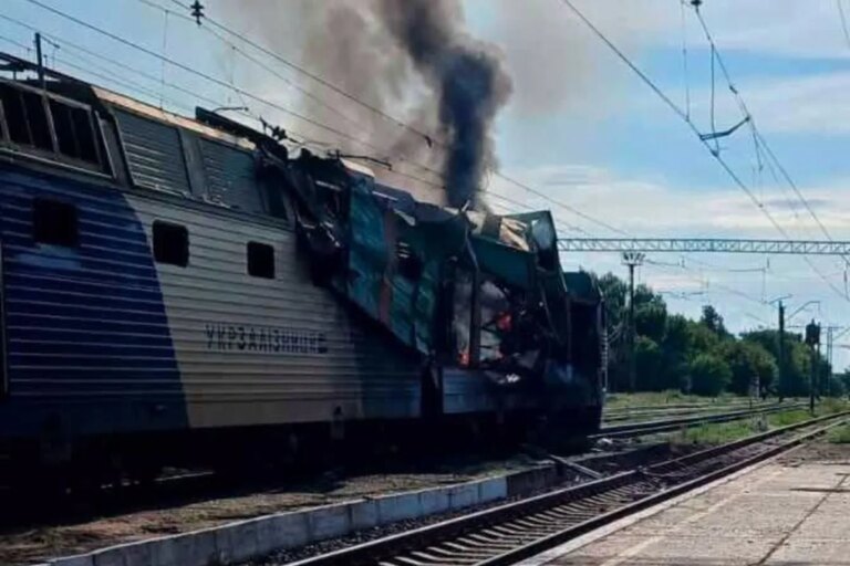 Росіяни обстріляли потяг Київ — Миколаїв: чи вдалося врятувати пасажирів 9 Росіяни обстріляли потяг Київ — Миколаїв: чи вдалося врятувати пасажирів 4