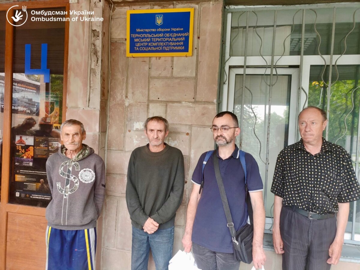 20 кримінальних проваджень: Омбудсман виявив порушення під час мобілізації 2 Фото: люди, яких утримували в Тернопільському ТЦК (Дмитро Лубінець)
