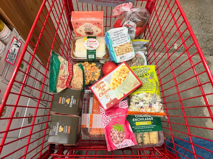 Кошик продуктів з Trader Joe's
