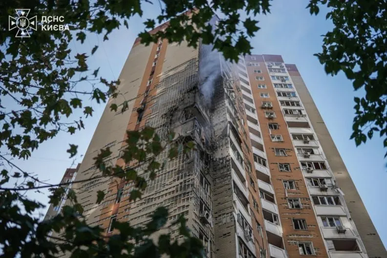 Наслідки обстрілу Дарницького району Києва