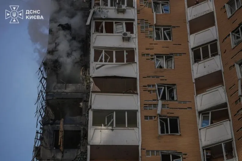 Наслідки обстрілу Дарницького району Києва